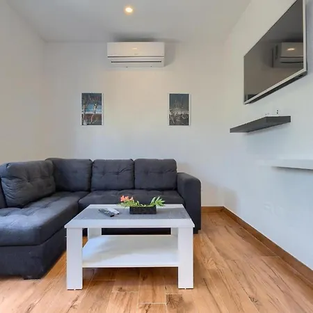 House Chill Out - Two Bedroom With Terrace * Loborika