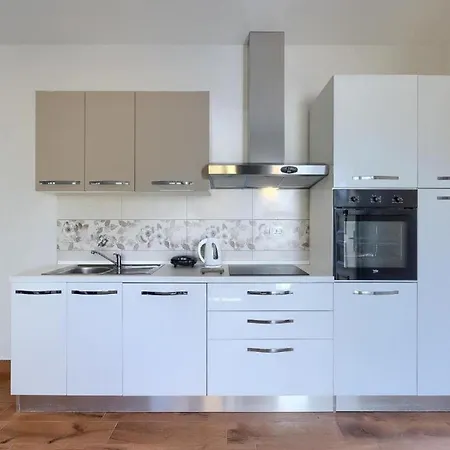 House Chill Out - Two Bedroom With Terrace Loborika