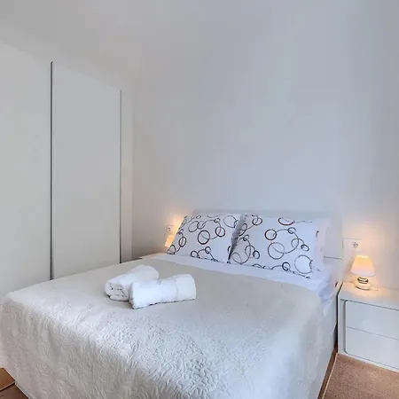 House Chill Out - Two Bedroom With Terrace Loborika
