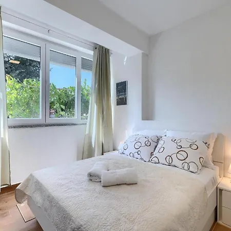 House Chill Out - Two Bedroom With Terrace Loborika
