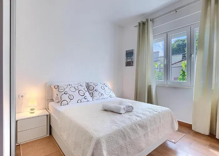 House Chill Out - Two Bedroom With Terrace Tatil Evi Loborika