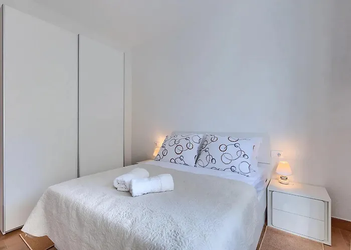 House Chill Out - Two Bedroom With Terrace Loborika